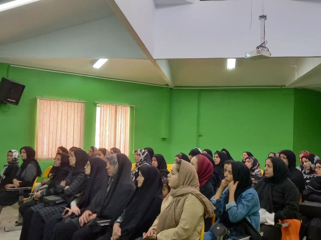 کارگاه آسیبهای اجتماعی برای والدین در مراکز کانون برگزار شد