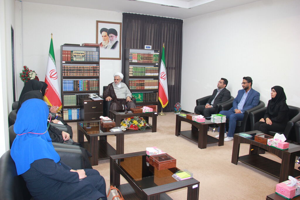 مدیرکل، کارکنان و مسئولان مراکز بندرعباس با نماینده ولی فقیه استان هرمزگان دیدار کردند