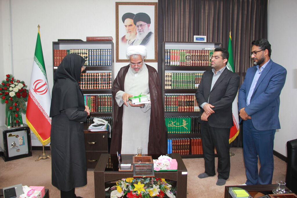 مدیرکل، کارکنان و مسئولان مراکز بندرعباس با نماینده ولی فقیه استان هرمزگان دیدار کردند