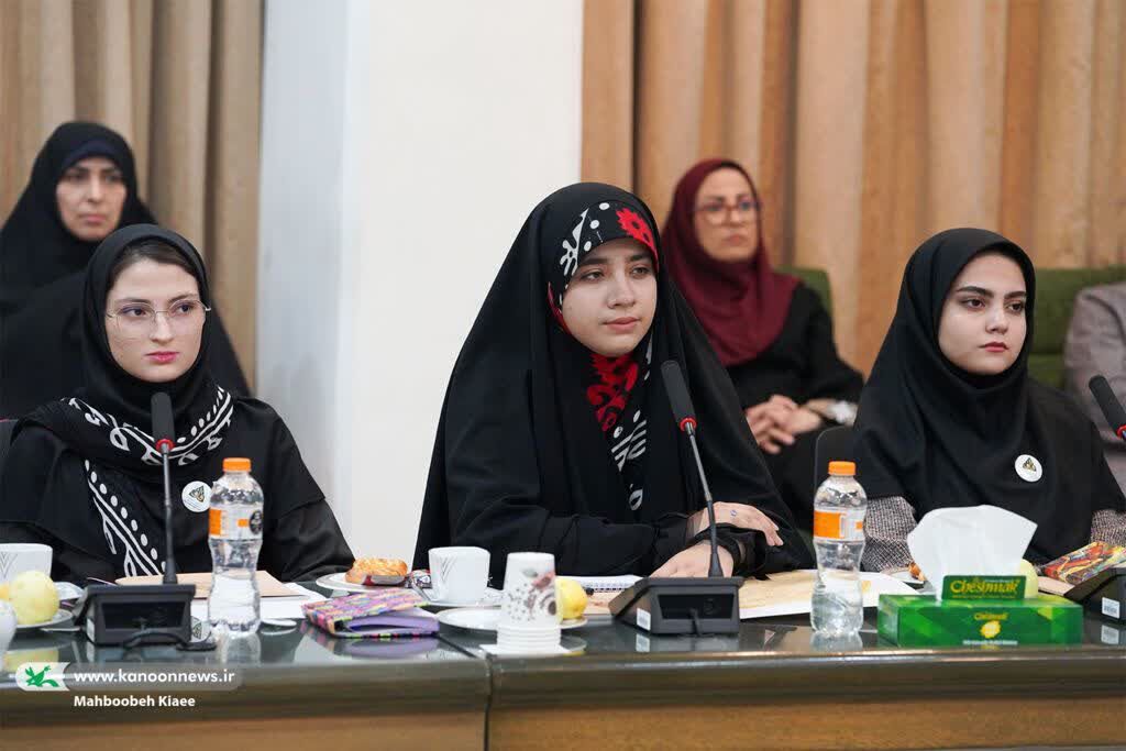 تجلیل از دو عضو نوجوان کرمانشاهی در ضیافتی شاعرانه توسط وزیر آموزش و پرورش