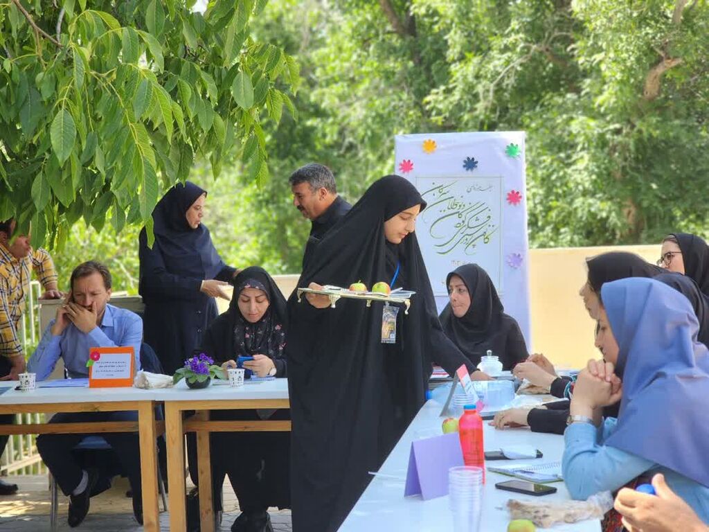 برگزاری دورههای تربیت مربی با هدف تبادل تجربیات و کسب آگاهی