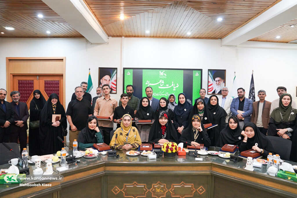 شعرخوانی و تقدیر از عضو نوجوان کانون استان اردبیل در ضیافت شاعرانه