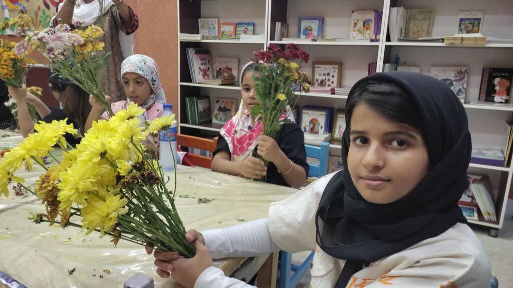 اعضای مرکز کوی پلیس در کارگاه کارآفرینی گل آرایی شرکت کردند اعضای مرکز کوی پلیس در کارگاه کارآفرینی گل آرایی شرکت کردند