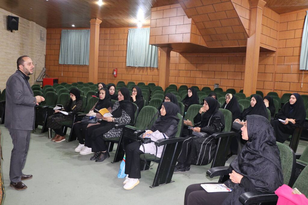 بازدید مدیرکل آفرینشهای ادبی و هنری از دوره سفیر آرزومندی کانون فارس بازدید مدیرکل آفرینشهای ادبی و هنری از «دوره سفیر آرزومندی» کانون فارس