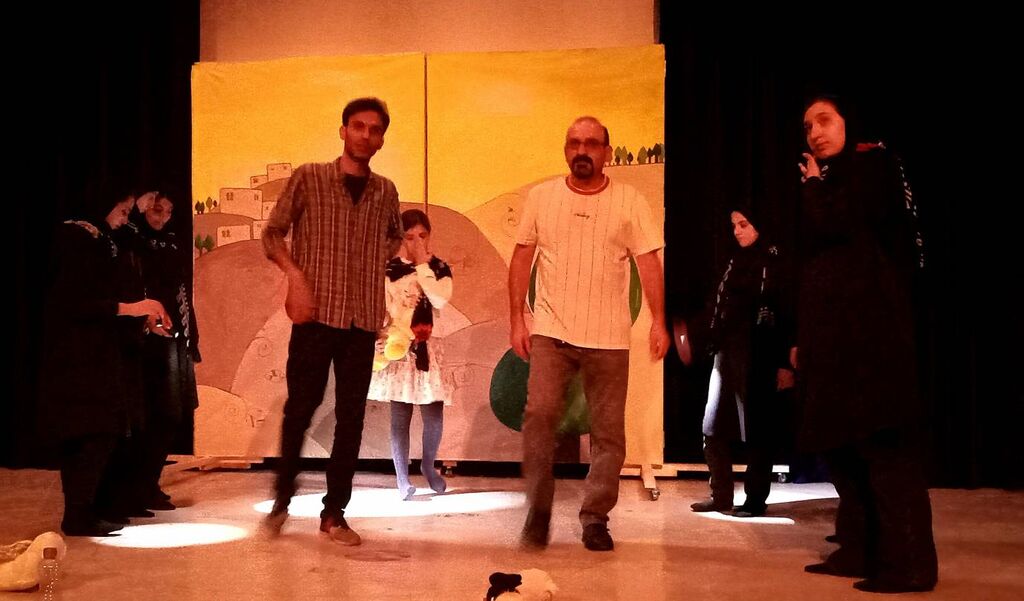 مواجهه آقای کارگردان با "رژا دلنیا باش" کانون کرمانشاه