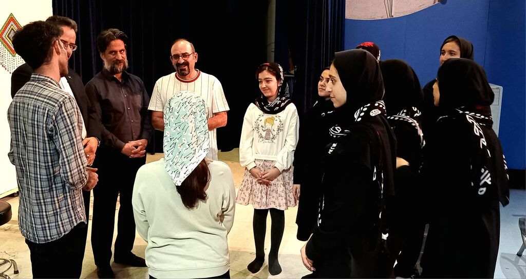 مواجهه آقای کارگردان با "رژا دلنیا باش" کانون کرمانشاه