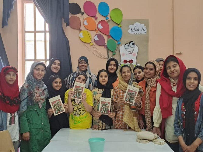 دورهمی ساده و صمیمی به همراه نقد و بررسی کتاب اشک پهلوان در مرکز خمیی شهر