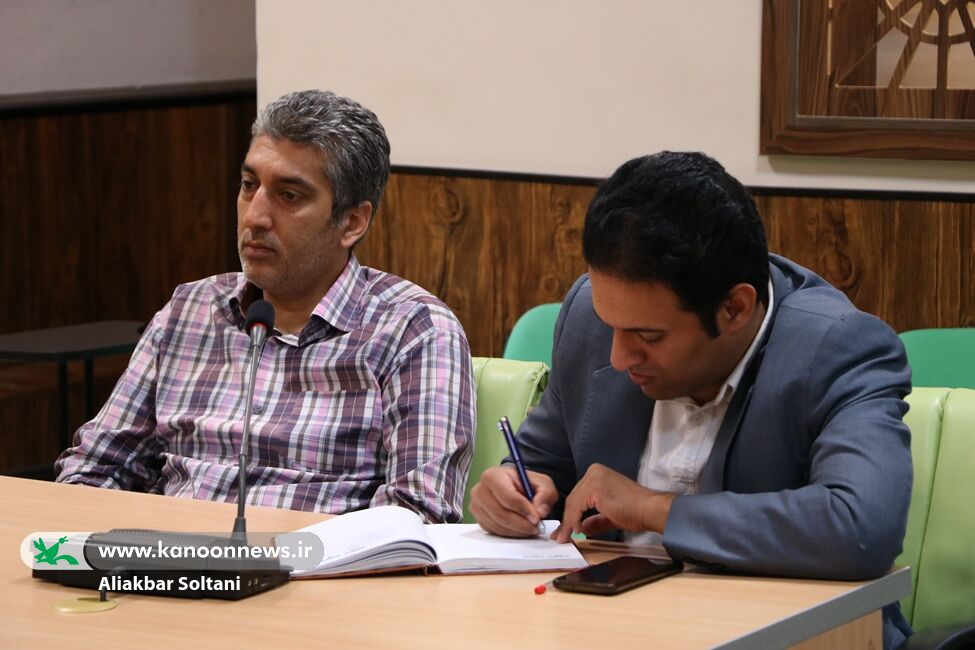 نشست مدیر و کارکنان کانون زبان ایران در کرمان تشکیل شد