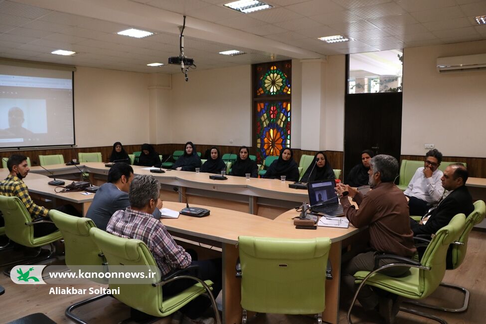 نشست مدیر و کارکنان کانون زبان ایران در کرمان تشکیل شد