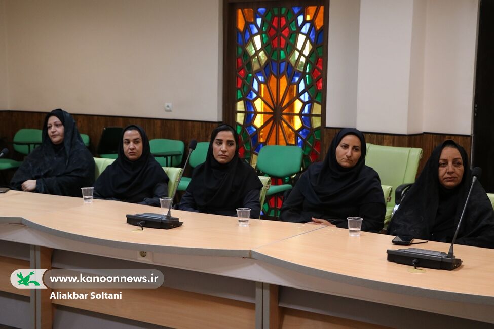 نشست مدیر و کارکنان کانون زبان ایران در کرمان تشکیل شد