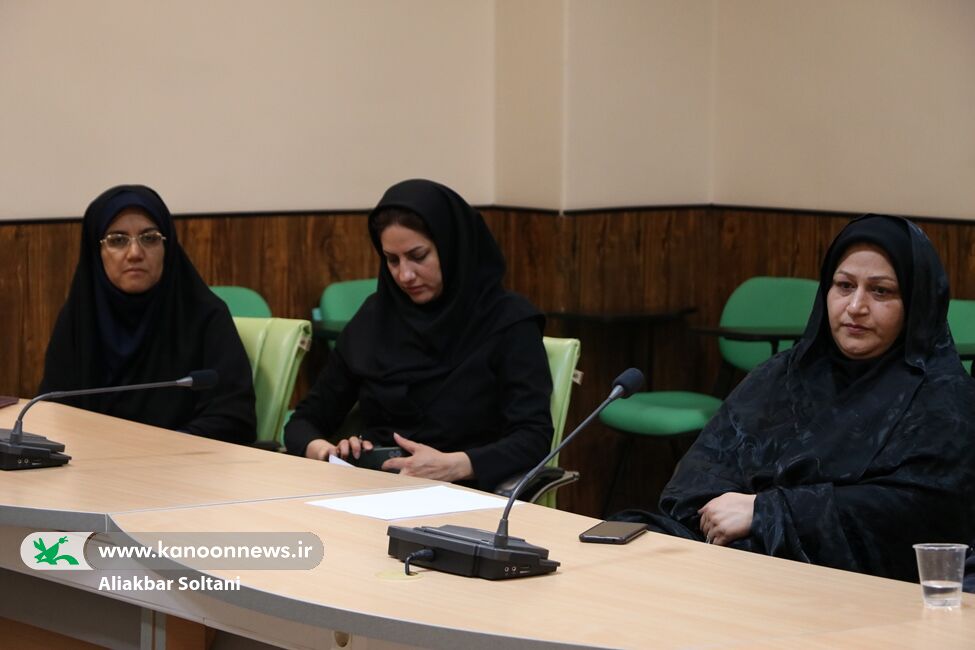 نشست مدیر و کارکنان کانون زبان ایران در کرمان تشکیل شد