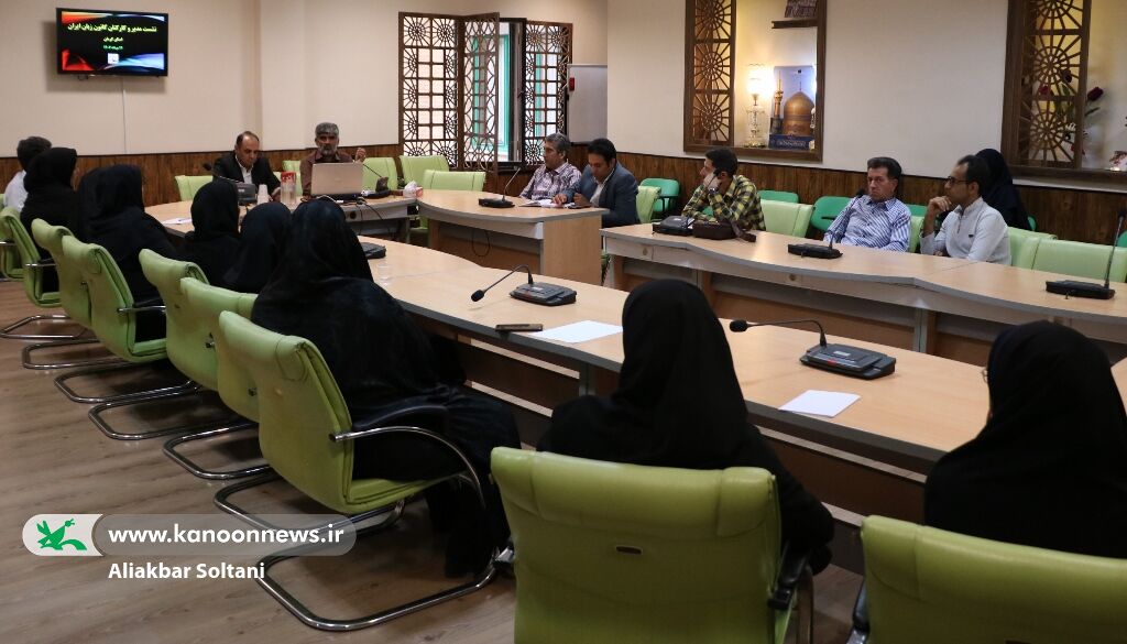 نشست مدیر و کارکنان کانون زبان ایران در کرمان تشکیل شد