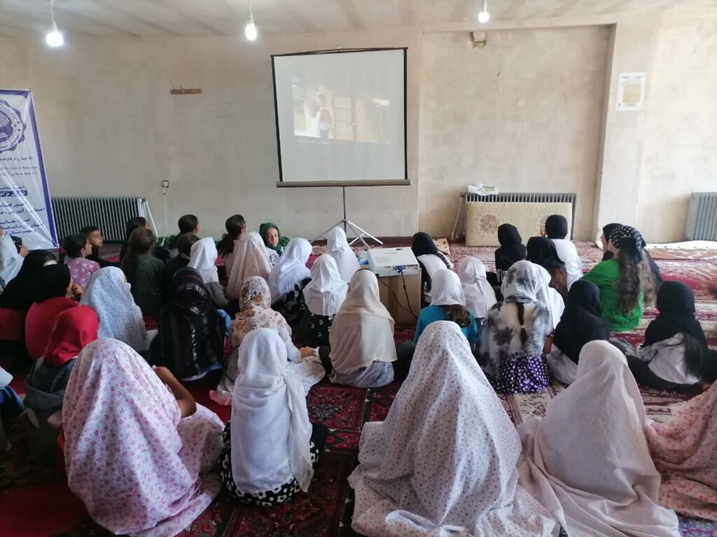 بهره مندی کودکان و نوجوانان مناطق کم برخوردار از خدمات کتابخانه سیار شهری ارومیه  