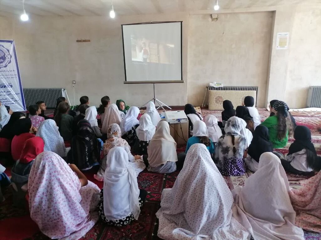 بهره مندی کودکان و نوجوانان مناطق کم برخوردار از خدمات کتابخانه سیار شهری ارومیه