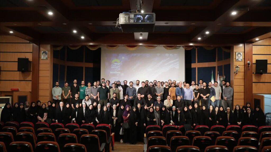 دو نوجوان کارگاه ماسی در آفتابگردانها دو نوجوان کانون کرمانشاه در بین شاعران منتخب/ یازدهمین دوره آموزشی شعر جوان آفتابگردانها