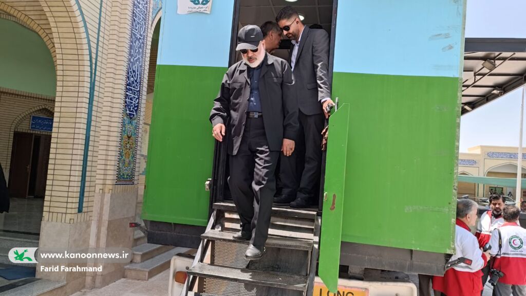 بازدید استاندار سیستان و بلوچستان از محل استقرار تماشاخانه سیار کانون در مرز میرجاوه بازدید استاندار سیستان و بلوچستان از محل استقرار تماشاخانه سیار کانون در مرز میرجاوه