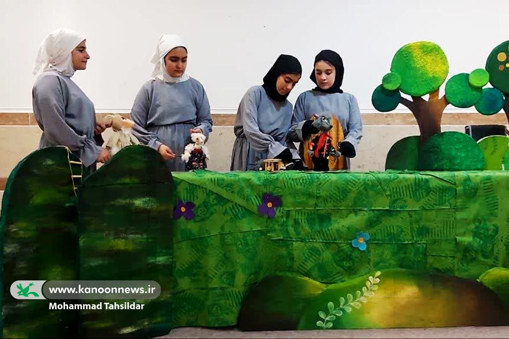 هانیه مرزبان در بخش «نمایش صحنه» گل کاشت