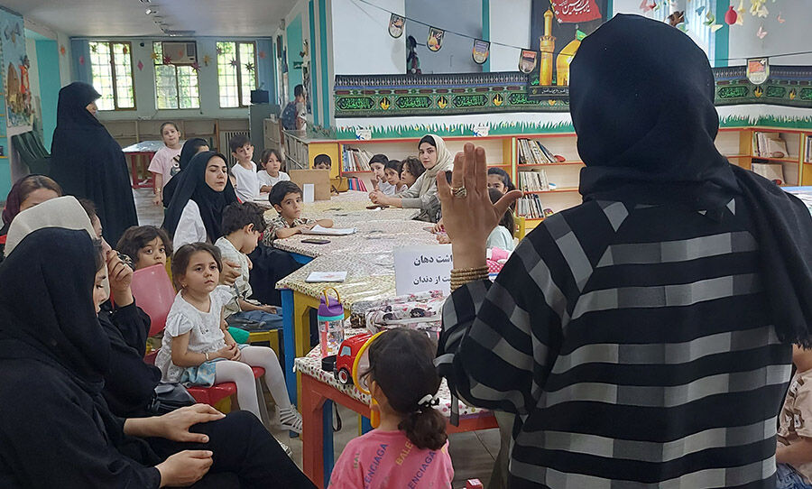 نقشآفرینی حلقههای میانی نظام سلامت در مرکز شماره یک کانون پارسآباد/ آموزش بهداشت دهان و دندان به اعضای کودک