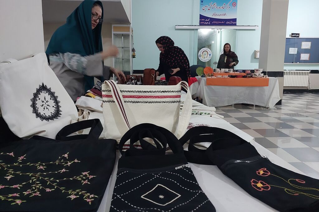 برگزاری نمایشگاه صنایعدستی در حاشیه اردوی قاف گلستان