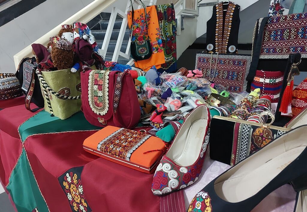 برگزاری نمایشگاه صنایعدستی در حاشیه اردوی قاف گلستان