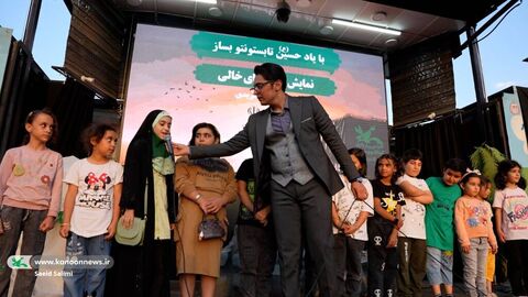 روز اول اجرای تماشاخانه تریلی سیار با نمایش «مشکهای خالی» در استان زنجان