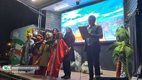 روز اول اجرای تماشاخانه تریلی سیار با نمایش «مشکهای خالی» در استان زنجان