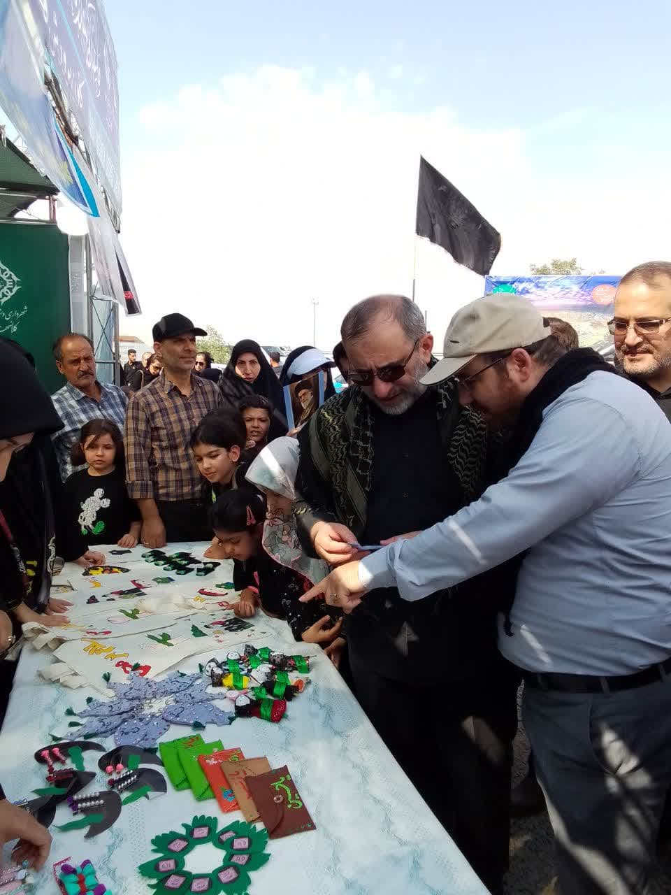 برپایی موکب کودکان عاشورایی در مسیر جاماندگان اربعین