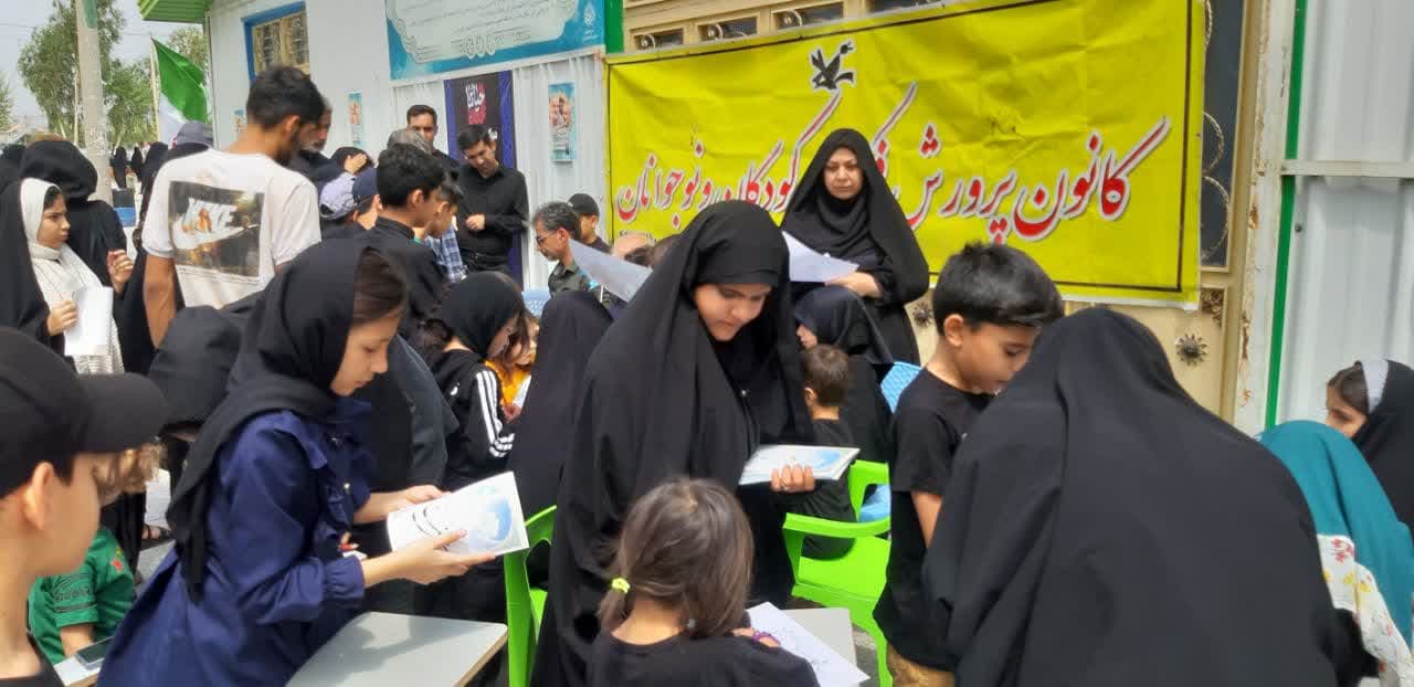 برپایی موکب کودکان عاشورایی در مسیر جاماندگان اربعین