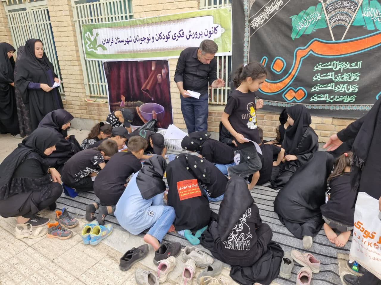 برپایی موکب کودکان عاشورایی در مسیر جاماندگان اربعین