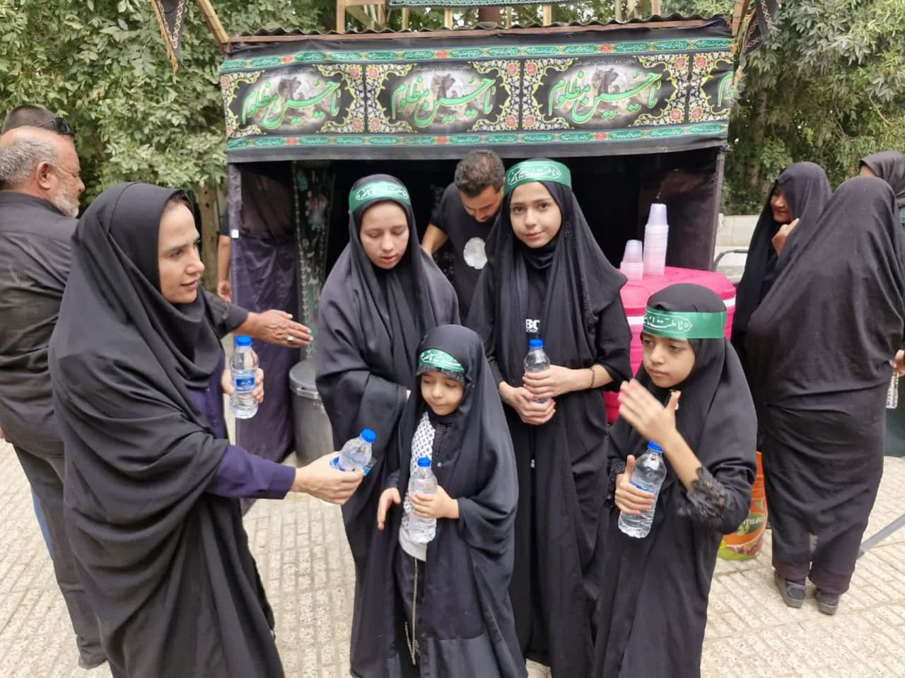 برپایی موکب کودکان عاشورایی در مسیر جاماندگان اربعین