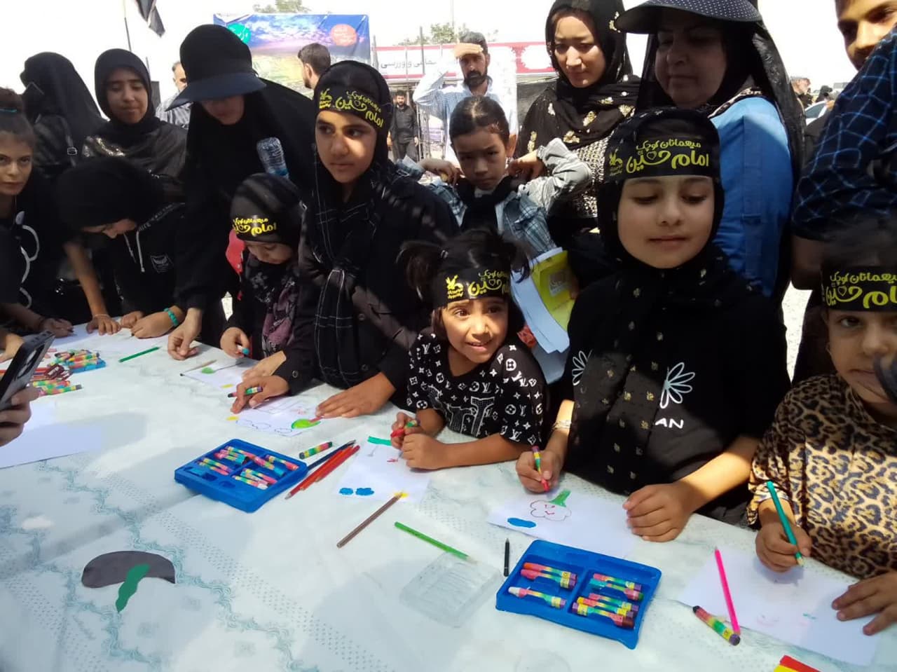 برپایی موکب کودکان عاشورایی در مسیر جاماندگان اربعین