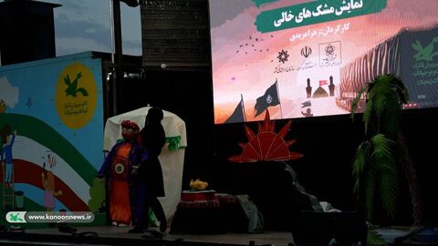 منتخب تصاویر اجرای تماشاخانه سیار با نمایش «مشکهای خالی» در استان زنجان