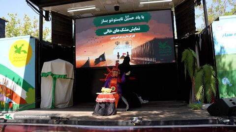 اجرای تماشاخانه سیار با نمایش «مشکهای خالی» در استان زنجان