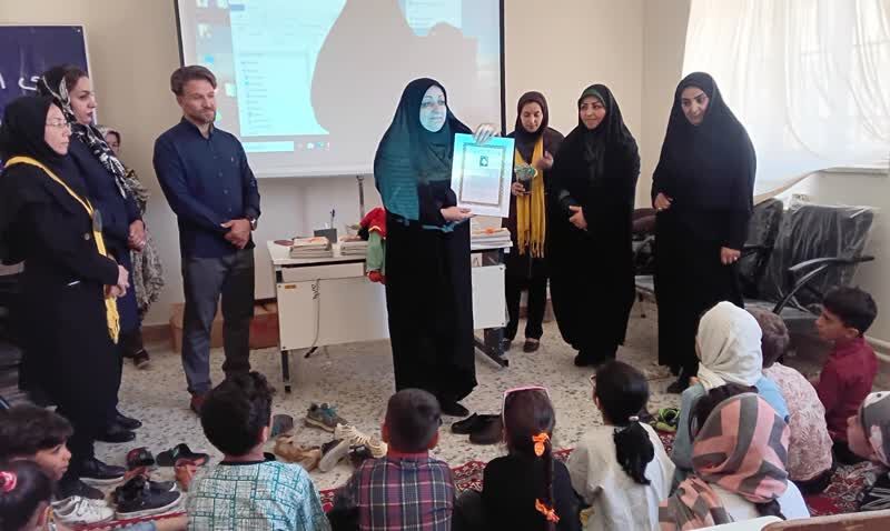 پیک امید کانون با یاد شهید مدنی در مدرسه خاکو برگزار شد