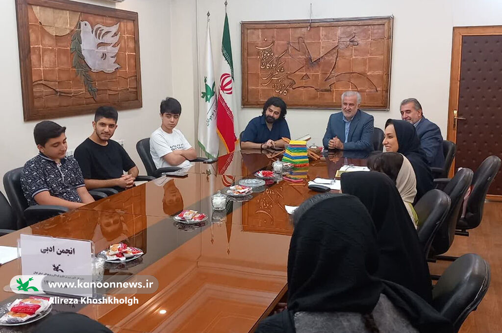 نشست ادبی دو پنجره با حضور صاحبان قلم و نوقلمان در کانون گیلان برگزاری نشست ادبی با حضور صاحبان قلم و نوقلمان