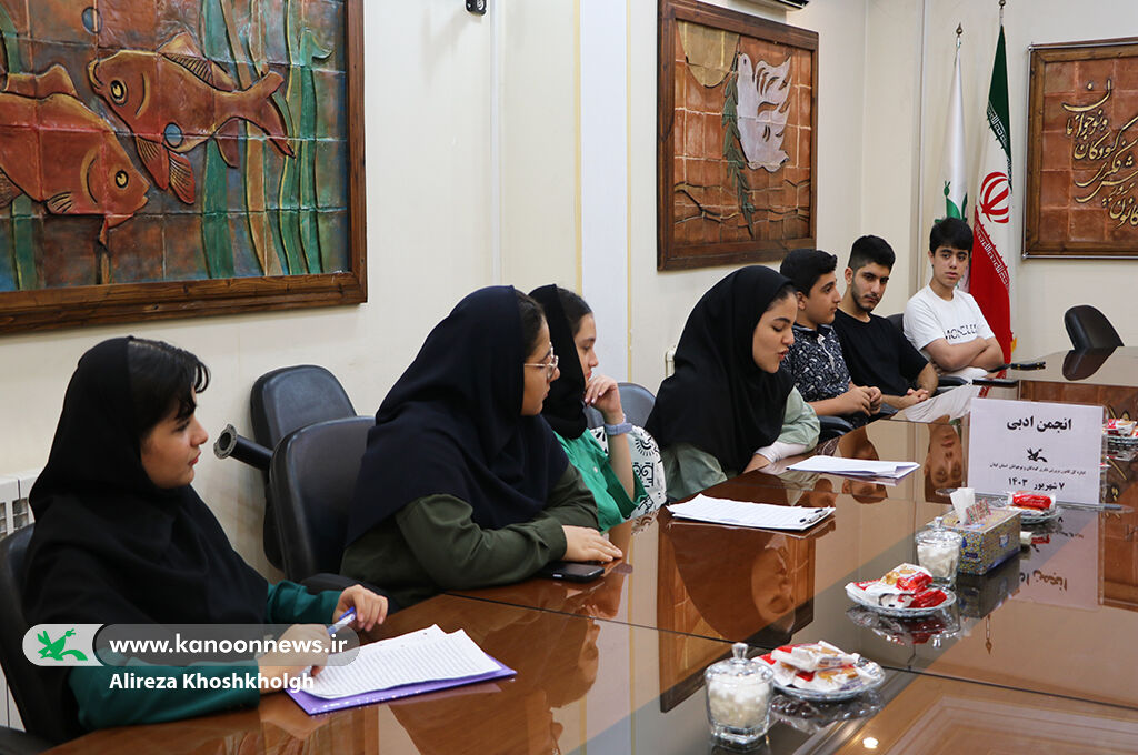 برگزاری نشست ادبی دو پنجره با حضور صاحبان قلم و نوقلمان