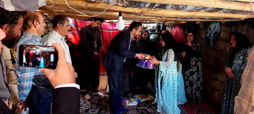 تقدیر از کودک هنرمند و کتابخوان عشایر بر بام کرمانشاه در نقطه صفر مرزی/ چتر فعالیتهای کانون کرمانشاه با اجرای طرح کتابخانه پستی دیجیتال گسترده خواهد شد