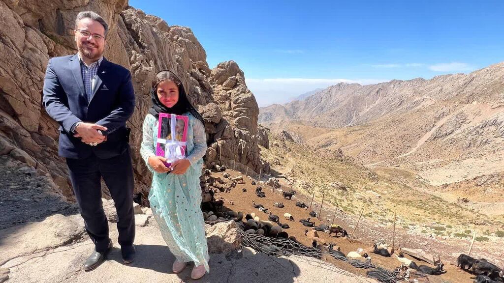 تقدیر از کودک هنرمند و کتابخوان عشایر بر بام کرمانشاه در نقطه صفر مرزی/ چتر فعالیتهای کانون کرمانشاه با اجرای طرح کتابخانه پستی دیجیتال گسترده خواهد شد