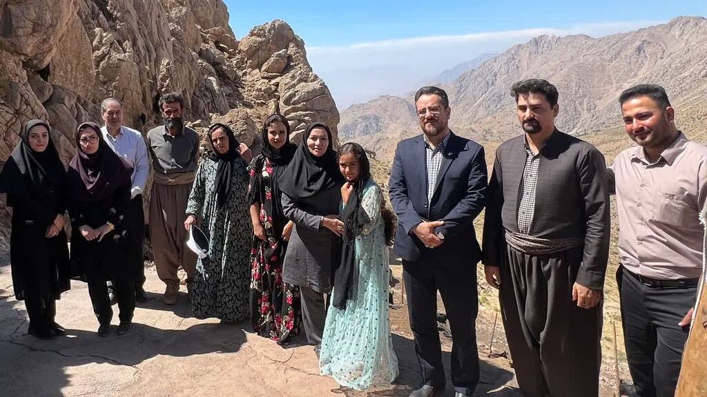 تقدیر از کودک هنرمند و کتابخوان عشایر بر بام کرمانشاه در نقطه صفر مرزی/ چتر فعالیتهای کانون کرمانشاه با اجرای طرح کتابخانه پستی دیجیتال گسترده خواهد شد