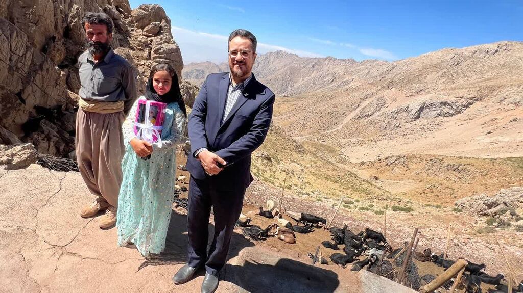 تقدیر از کودک هنرمند و کتابخوان عشایر بر بام کرمانشاه در نقطه صفر مرزی/ چتر فعالیتهای کانون کرمانشاه با اجرای طرح کتابخانه پستی دیجیتال گسترده خواهد شد