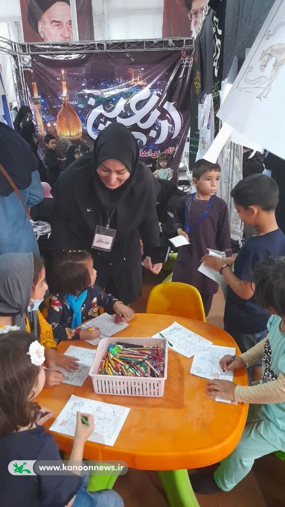 اهدای دستسازههای اعضای مرکز تایباد به زائران اربعین