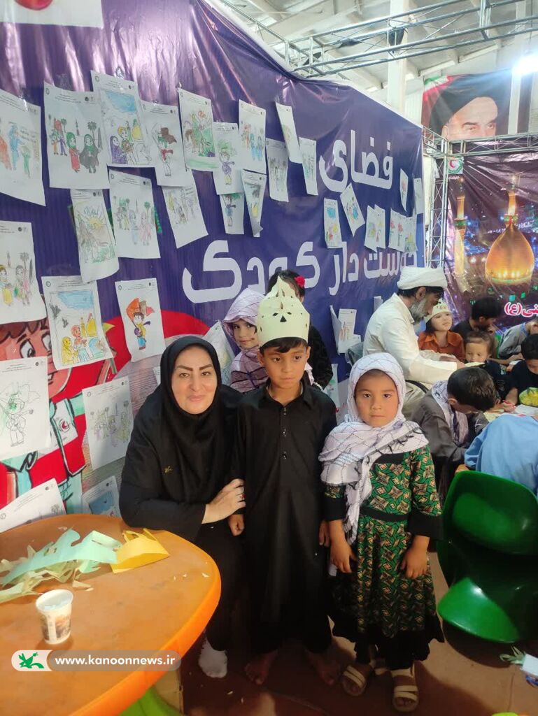 اهدای دستسازههای اعضای مرکز تایباد به زائران اربعین