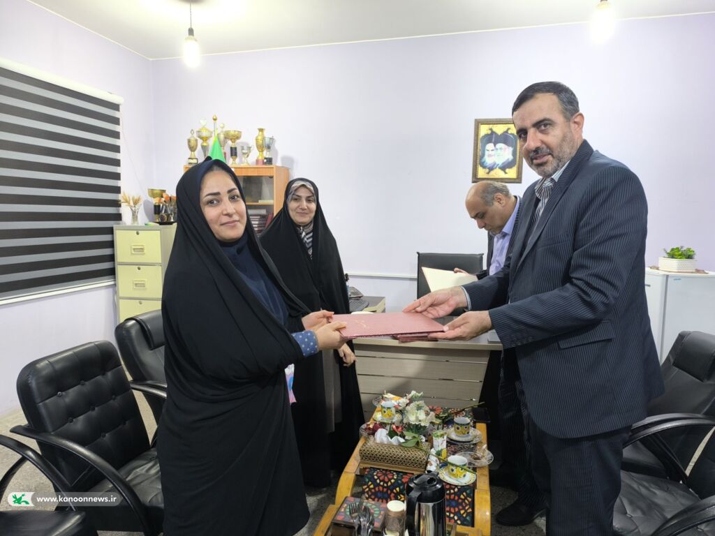تقدیر مدیرکل کانون استان از کارکنان کانون زبان
