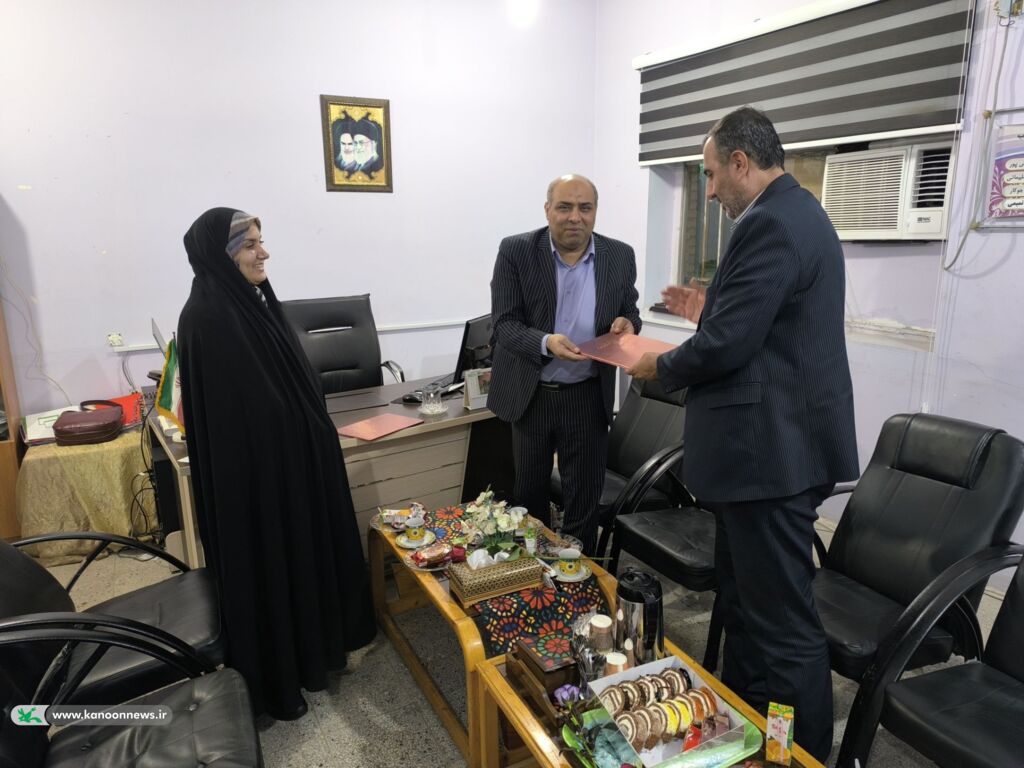 تقدیر مدیرکل کانون استان از کارکنان کانون زبان