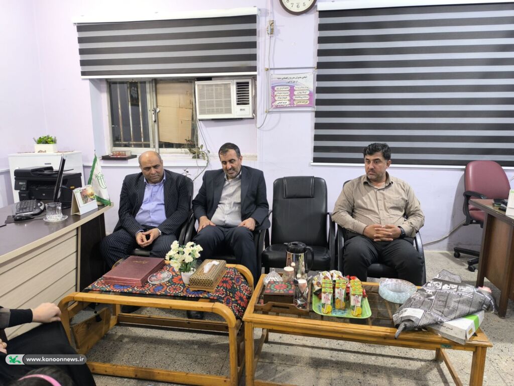 تقدیر مدیرکل کانون استان از کارکنان کانون زبان