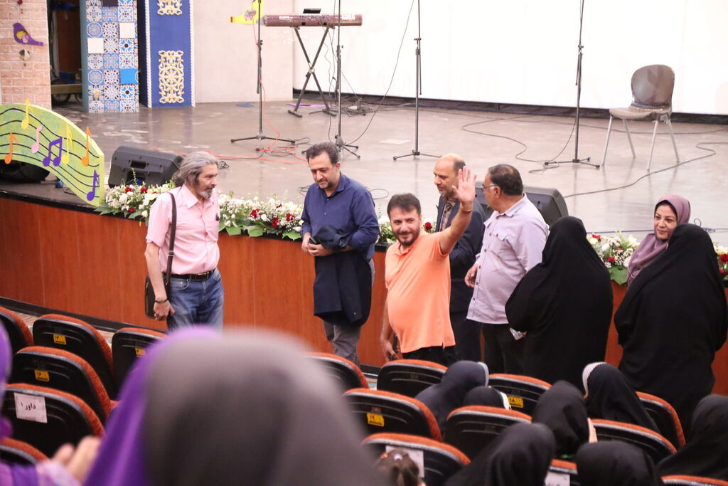 سرود یک مطالبه جدی در موقعیتهای پرورشی است