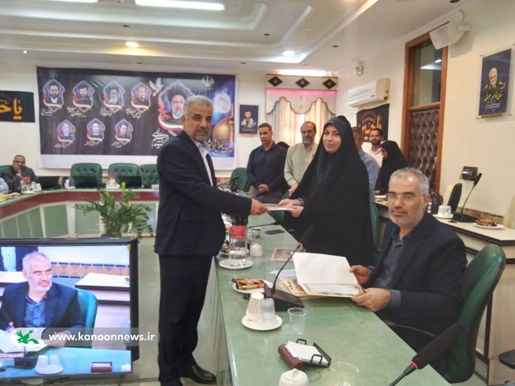 فرماندار بوشهر از کارمندان نمونه کانونی تقدیر کرد فرماندار بوشهر از کارمندان نمونه کانونی تقدیر کرد
