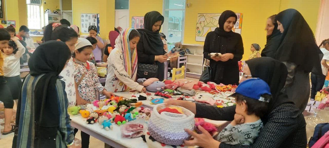 نوجوانان هنرمند دارانی دست سازه های خود را به فروش رساندند