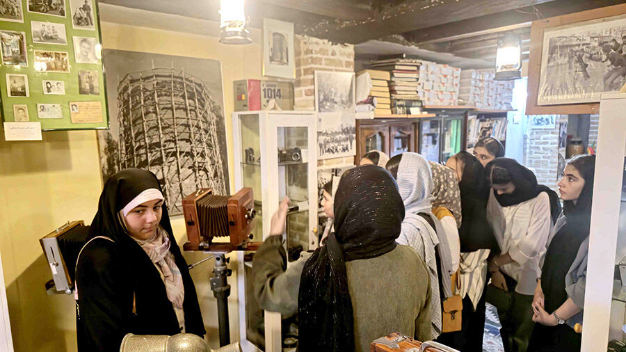 اعضای مرکز شمارهی ۲ کانون مشگینشهر از موزه عکس و فیلم دیدن کردند
