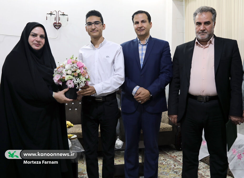 زبانآموز موفق یزدی زبانآموز یزدی کانون زبان ایران خوش درخشید